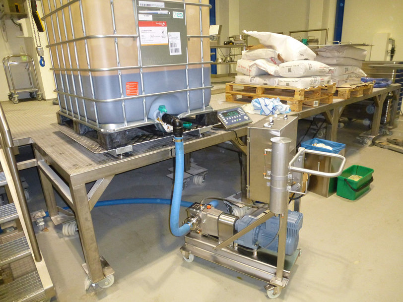 Une pompe à lobes rotatifs mobile de Lewa utilisée pour un dosage extrêmement précis d’émulsifiants